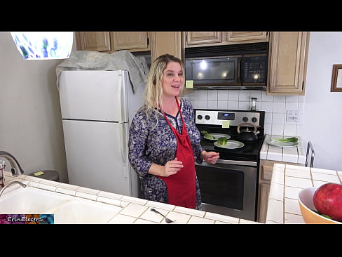 ❤️ Belle-mère qui le traie dans la cuisine avant son rendez-vous. ️❌ Vidéo de sexe at fr.tusar.top ❤
