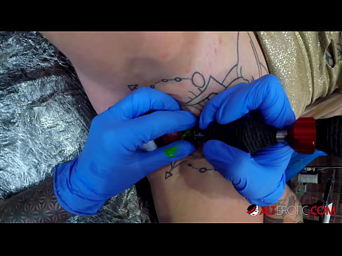 ❤️ Sully Savage, une chaudasse extrêmement tatouée, s'est fait tatouer le clitoris. ️❌ Vidéo de sexe at fr.tusar.top ❤
